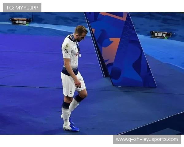 凯恩背身做球让热刺完成完美转移