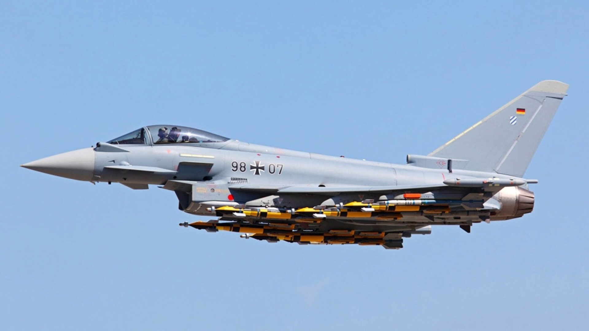 乐鱼娱乐app-前场三人压迫打出“倒金字塔”结构——破解现代足球的高效战术