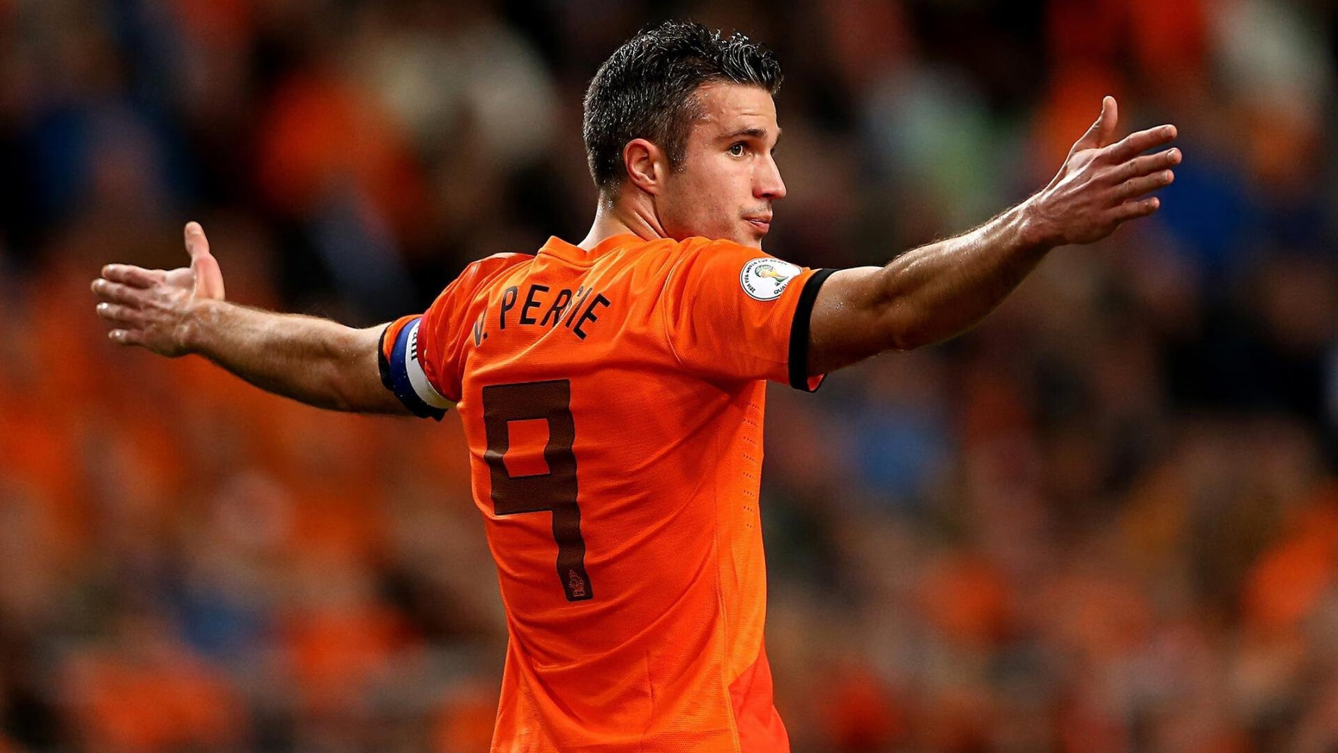 乐鱼娱乐app-前场三人压迫打出“倒金字塔”结构——破解现代足球的高效战术